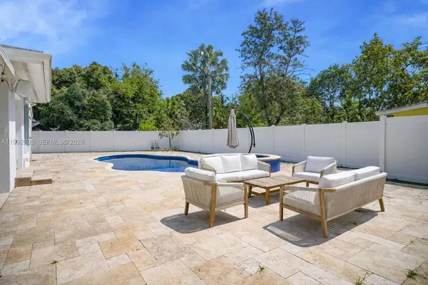 30 Bentley Dr, Miami Springs, FL 33166