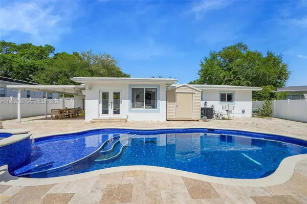 30 Bentley Dr, Miami Springs, FL 33166