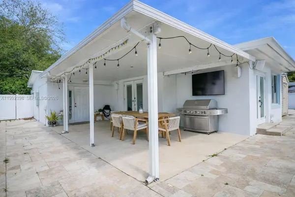 30 Bentley Dr, Miami Springs, FL 33166