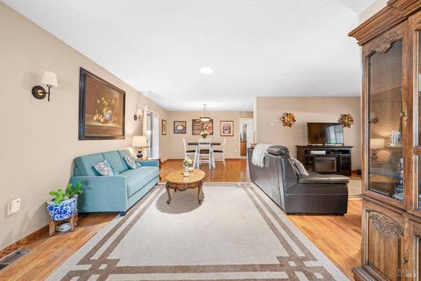 96 Shamrock CIR, Santa Rosa, CA 95403