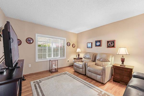 96 Shamrock CIR, Santa Rosa, CA 95403