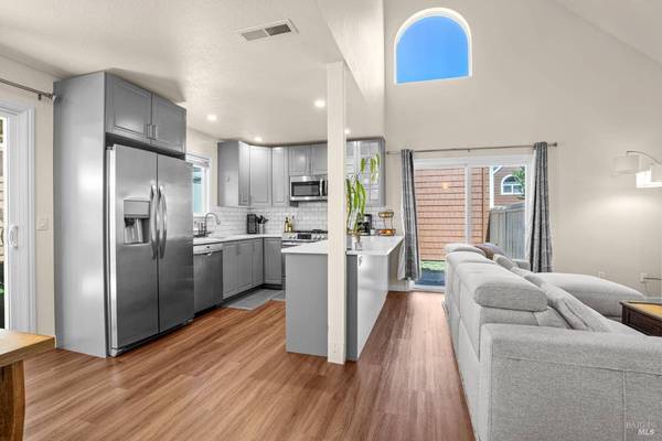 2706 Lakeview DR, Santa Rosa, CA 95405
