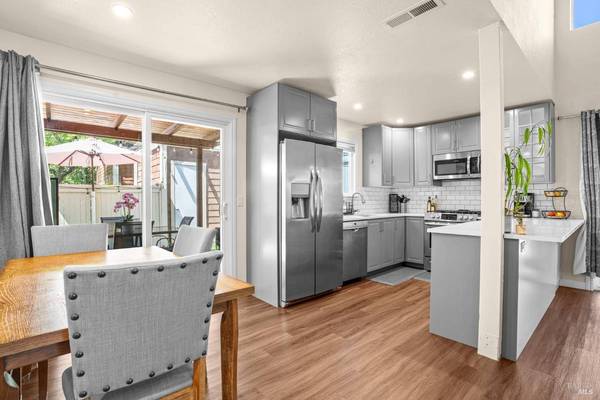 2706 Lakeview DR, Santa Rosa, CA 95405