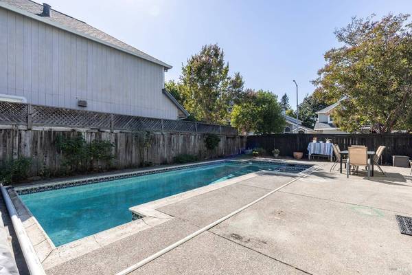 236 Wikiup Meadows DR, Santa Rosa, CA 95403