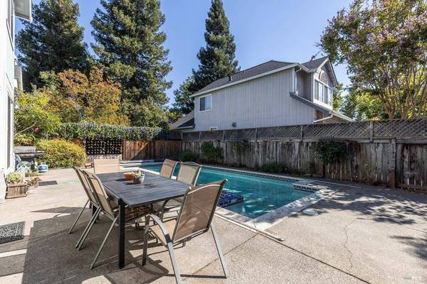 236 Wikiup Meadows DR, Santa Rosa, CA 95403