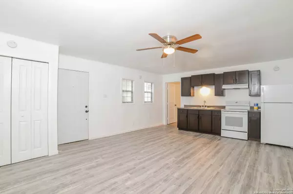 215 Greenlawn, Pleasanton, TX 78064