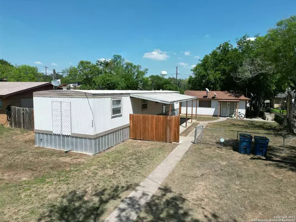 215 Greenlawn Ave UNIT A, Pleasanton, TX 78064