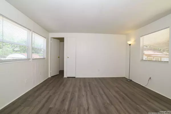 215 Greenlawn Ave UNIT A, Pleasanton, TX 78064