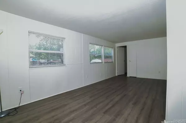 215 Greenlawn Ave UNIT A, Pleasanton, TX 78064