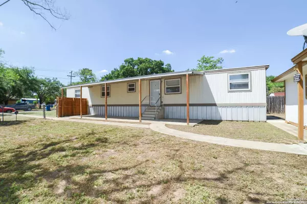 215 Greenlawn Ave UNIT A, Pleasanton, TX 78064