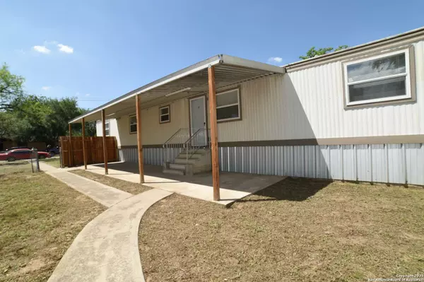 215 Greenlawn Ave UNIT A, Pleasanton, TX 78064