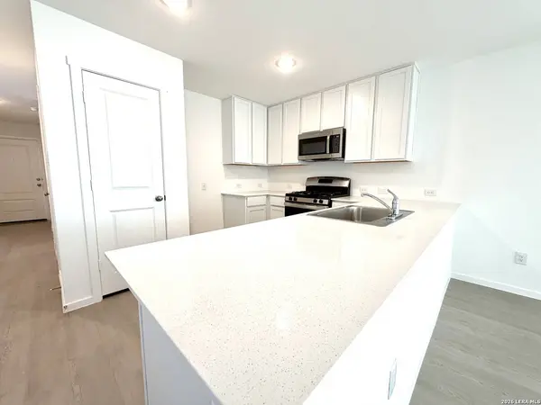 6824 Marble Ridge, Elmendorf, TX 78112