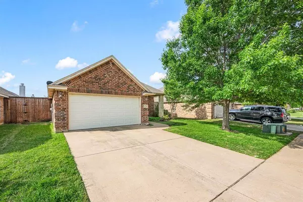 8234 Winter Falls Trail, Fort Worth, TX 76053