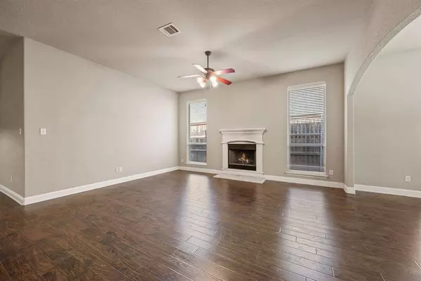 8234 Winter Falls Trail, Fort Worth, TX 76053