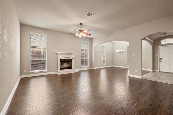 8234 Winter Falls Trail, Fort Worth, TX 76053