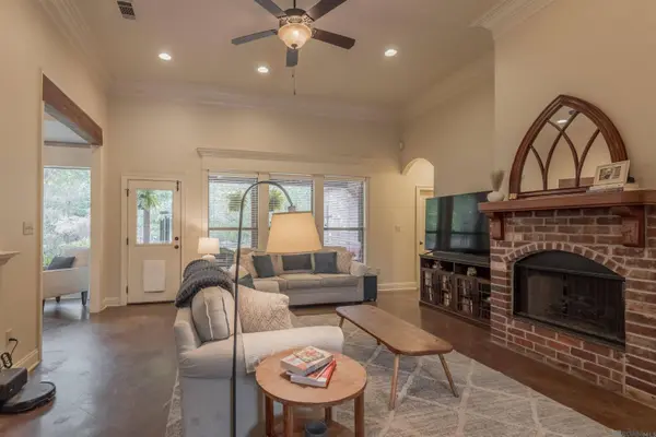 14160 Twelve Oaks Dr, Walker, LA 70785