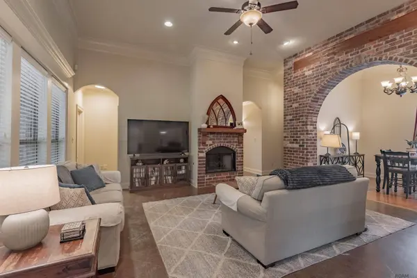 14160 Twelve Oaks Dr, Walker, LA 70785