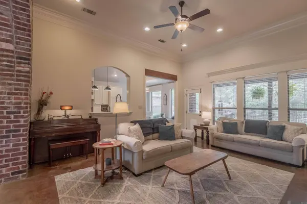 14160 Twelve Oaks Dr, Walker, LA 70785