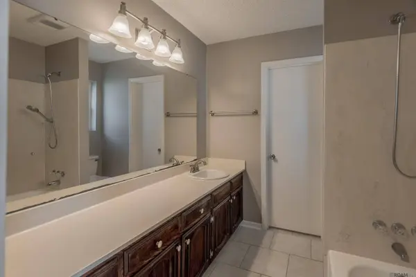 570 Bonarbridge Dr, Baton Rouge, LA 70808