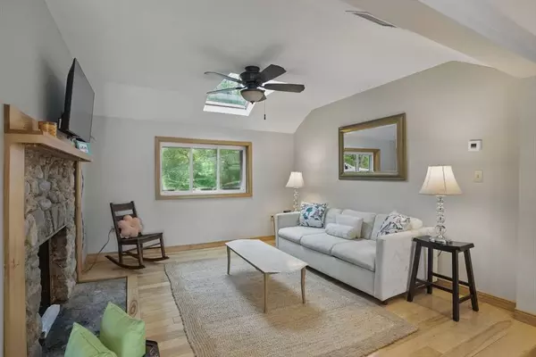 15 Log Cabin Rd, Ashburnham, MA 01430