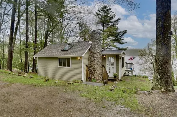 15 Log Cabin Rd, Ashburnham, MA 01430