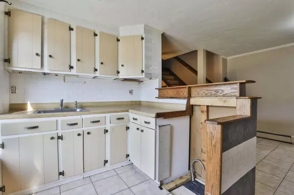 25 Lowell RD, Hudson, NH 03051