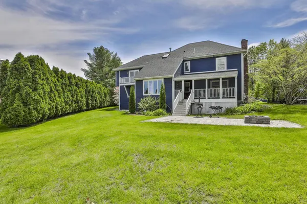 8 Bicentennial DR, Nashua, NH 03062