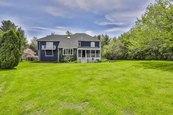 8 Bicentennial DR, Nashua, NH 03062