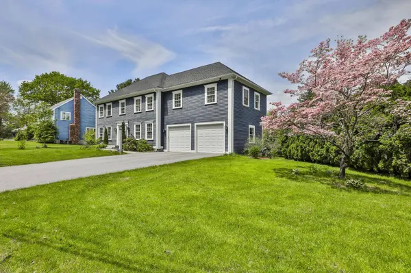 8 Bicentennial DR, Nashua, NH 03062