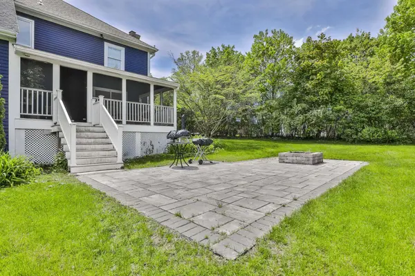 8 Bicentennial DR, Nashua, NH 03062