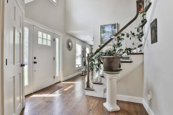 8 Bicentennial DR, Nashua, NH 03062