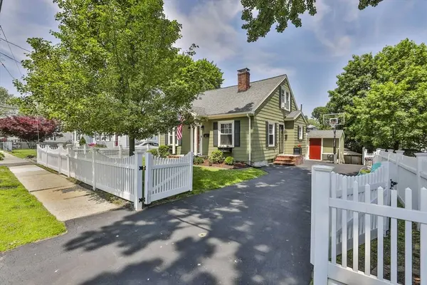 10 Hemenway St, Methuen, MA 01844
