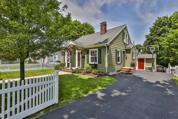 10 Hemenway St, Methuen, MA 01844