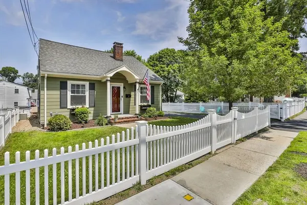 10 Hemenway St, Methuen, MA 01844