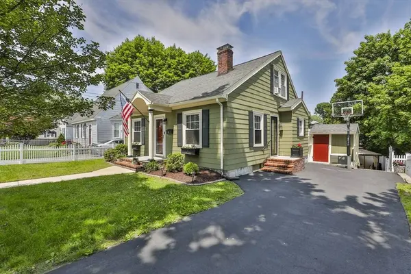 10 Hemenway St, Methuen, MA 01844