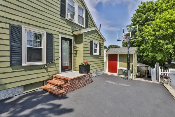 10 Hemenway St, Methuen, MA 01844