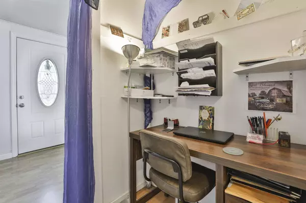 8 Ledgewood DR, Derry, NH 03038