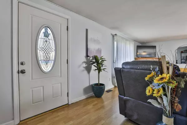 8 Ledgewood DR, Derry, NH 03038