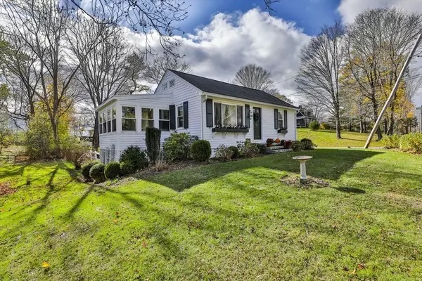 82 Martins Pond Rd, Groton, MA 01450