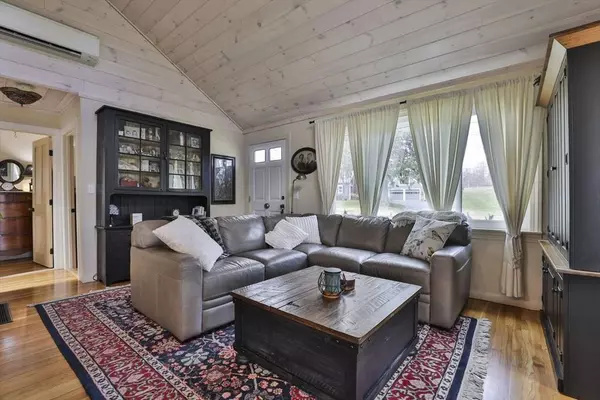 82 Martins Pond Rd, Groton, MA 01450