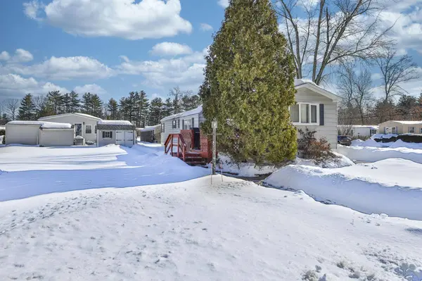 16 Buttonwood LN, Merrimack, NH 03054