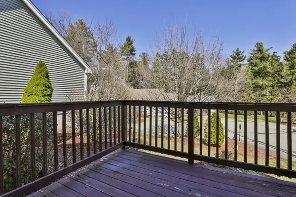 11 Echo Shore DR, Merrimack, NH 03054
