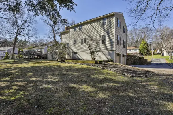 13 Cider LN, Nashua, NH 03063