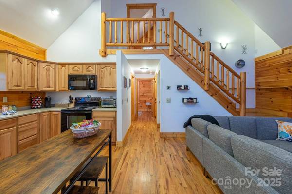 100 Candlemaker TRL, Maggie Valley, NC 28751