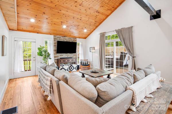 101 McFalls RD, Asheville, NC 28805