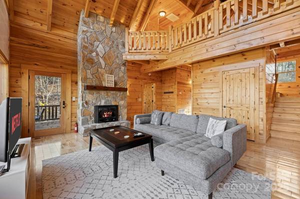 1029 Rainbow CIR, Lake Lure, NC 28746