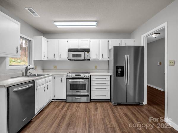 35 Fieldcrest CIR, Asheville, NC 28806