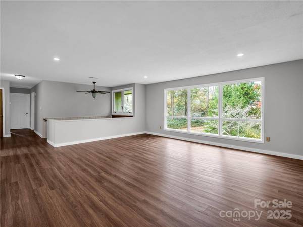 35 Fieldcrest CIR, Asheville, NC 28806