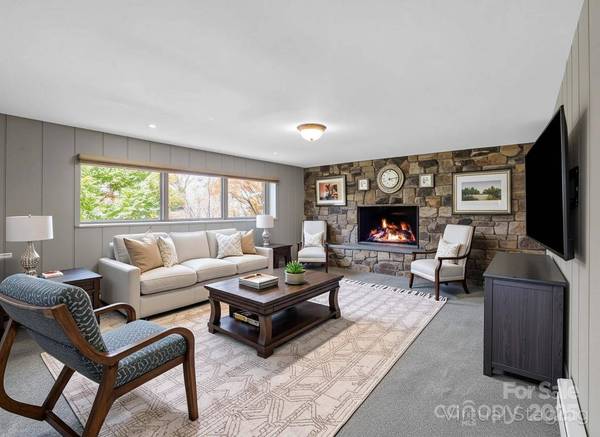 35 Fieldcrest CIR, Asheville, NC 28806