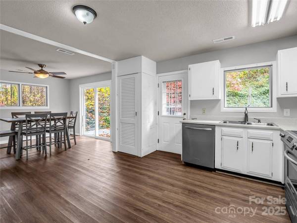 35 Fieldcrest CIR, Asheville, NC 28806